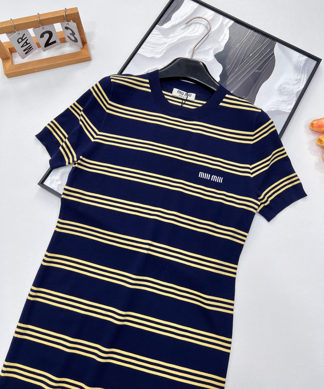 🆕Miu Miu新款缪缪撞色条纹字母提花针织短袖连衣裙。经典藏蓝邂逅活力暖黄，撞色条纹设计大胆又吸睛，为