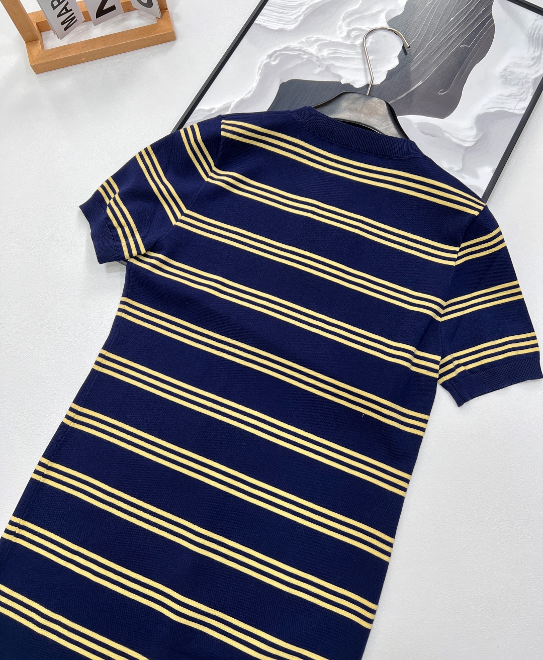 🆕Miu Miu新款缪缪撞色条纹字母提花针织短袖连衣裙。经典藏蓝邂逅活力暖黄，撞色条纹设计大胆又吸睛，为