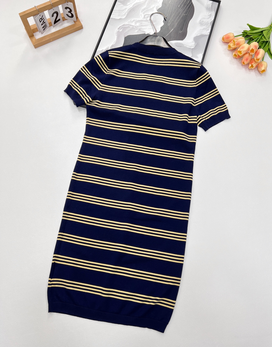 🆕Miu Miu新款缪缪撞色条纹字母提花针织短袖连衣裙。经典藏蓝邂逅活力暖黄，撞色条纹设计大胆又吸睛，为