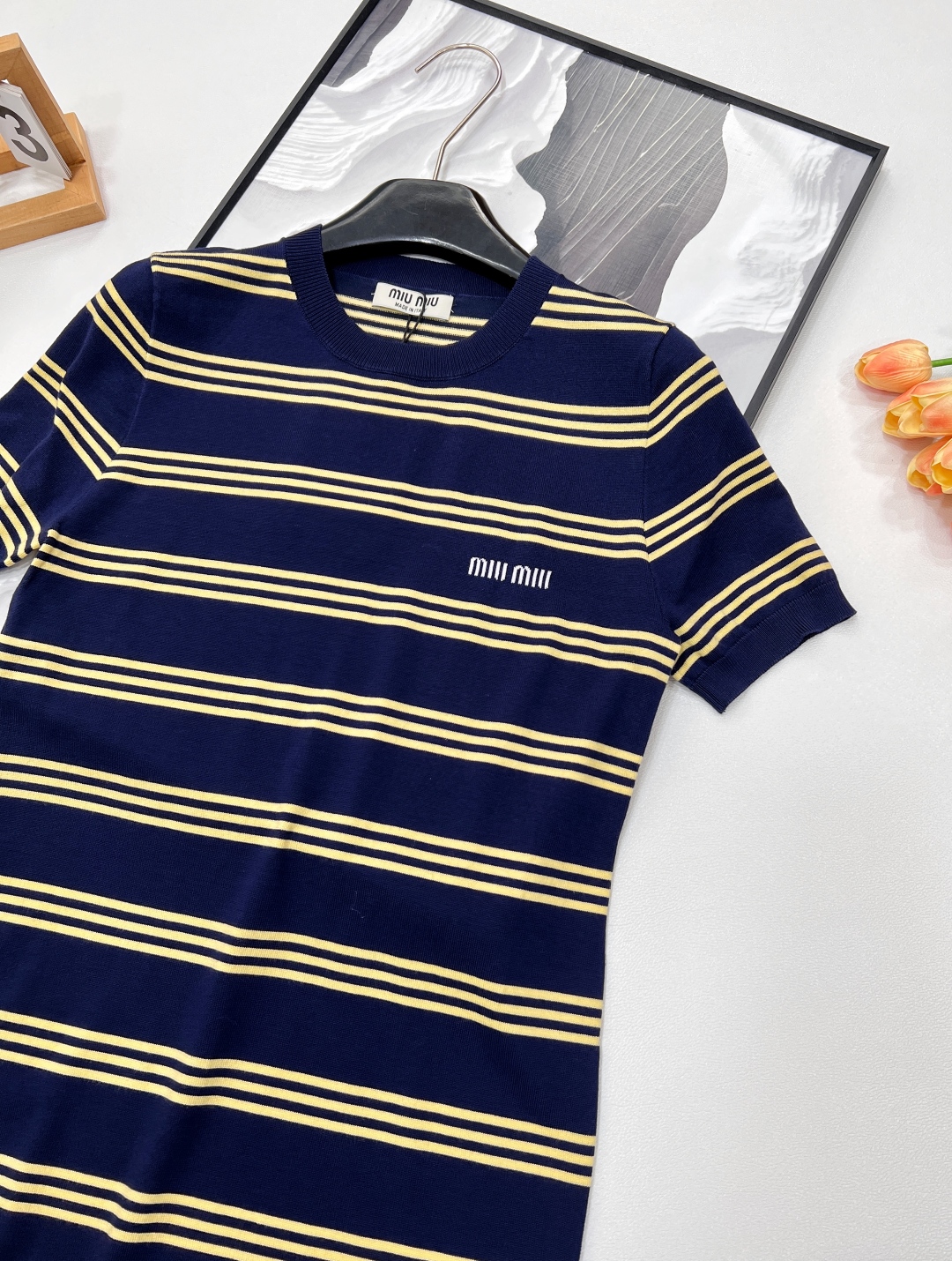 🆕Miu Miu新款缪缪撞色条纹字母提花针织短袖连衣裙。经典藏蓝邂逅活力暖黄，撞色条纹设计大胆又吸睛，为