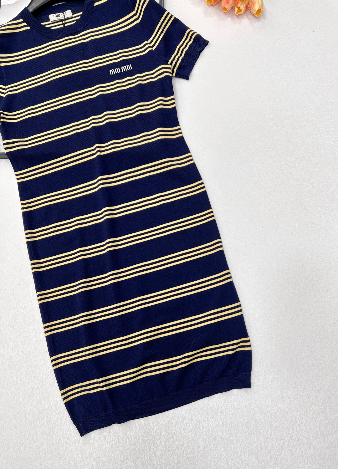 🆕Miu Miu新款缪缪撞色条纹字母提花针织短袖连衣裙。经典藏蓝邂逅活力暖黄，撞色条纹设计大胆又吸睛，为