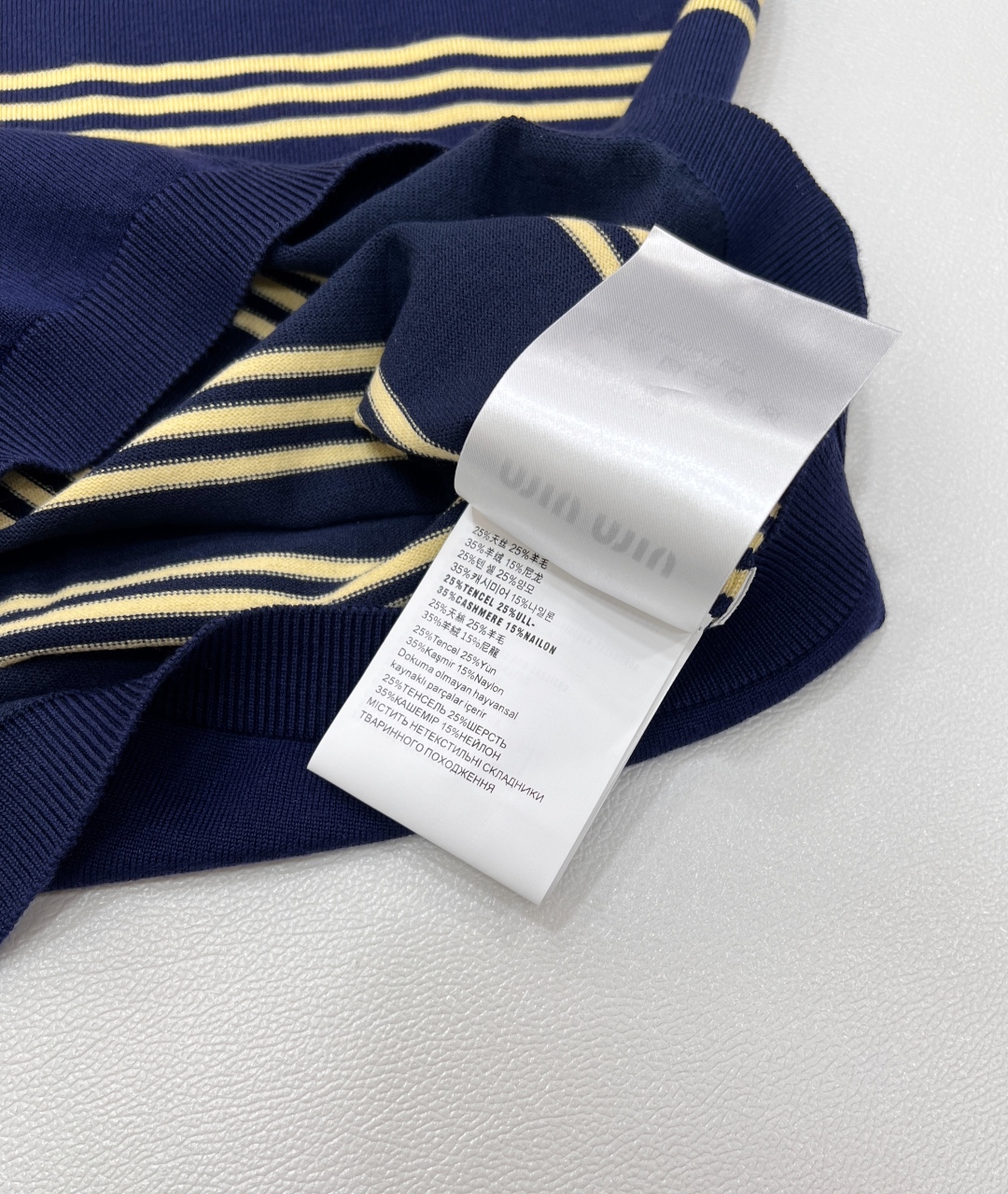 🆕Miu Miu新款缪缪撞色条纹字母提花针织短袖连衣裙。经典藏蓝邂逅活力暖黄，撞色条纹设计大胆又吸睛，为