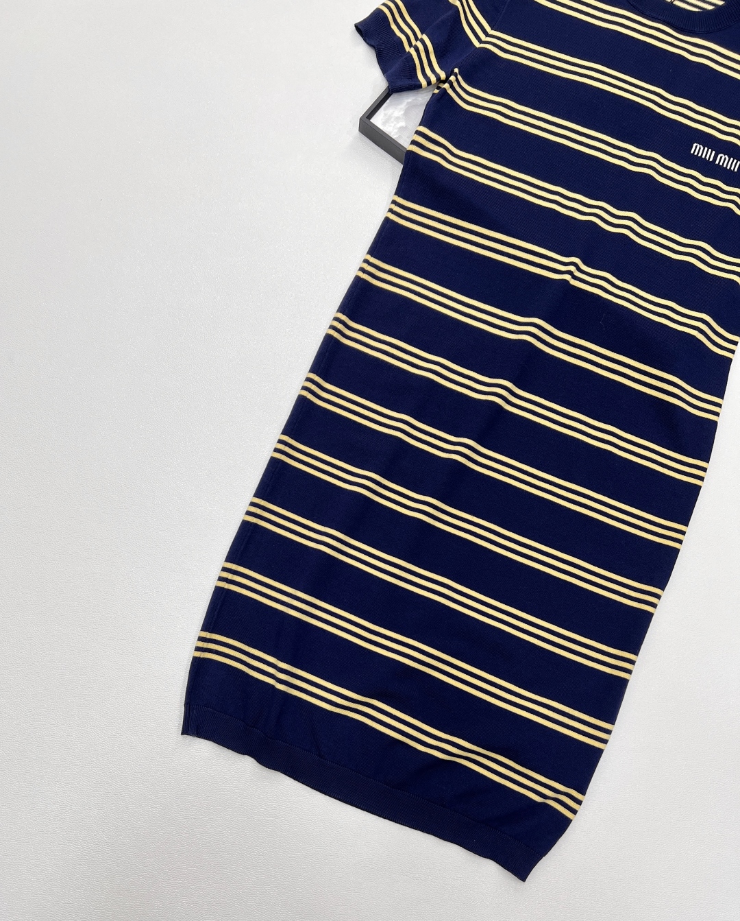 🆕Miu Miu新款缪缪撞色条纹字母提花针织短袖连衣裙。经典藏蓝邂逅活力暖黄，撞色条纹设计大胆又吸睛，为