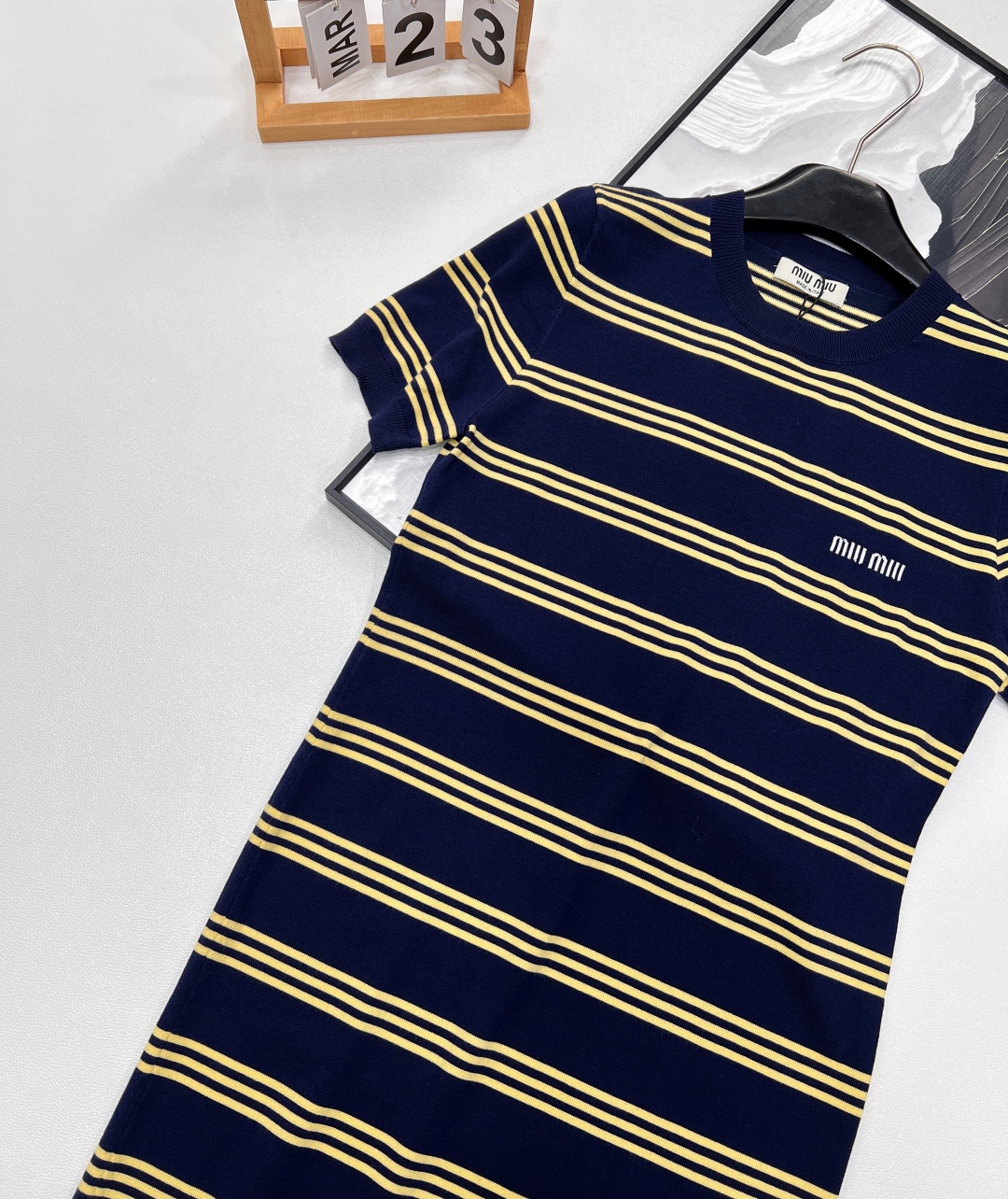 🆕Miu Miu新款缪缪撞色条纹字母提花针织短袖连衣裙。经典藏蓝邂逅活力暖黄，撞色条纹设计大胆又吸睛，为