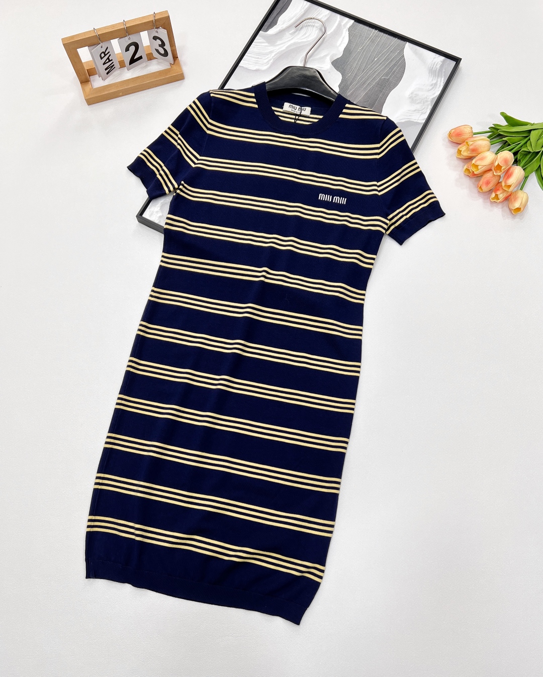🆕Miu Miu新款缪缪撞色条纹字母提花针织短袖连衣裙。经典藏蓝邂逅活力暖黄，撞色条纹设计大胆又吸睛，为