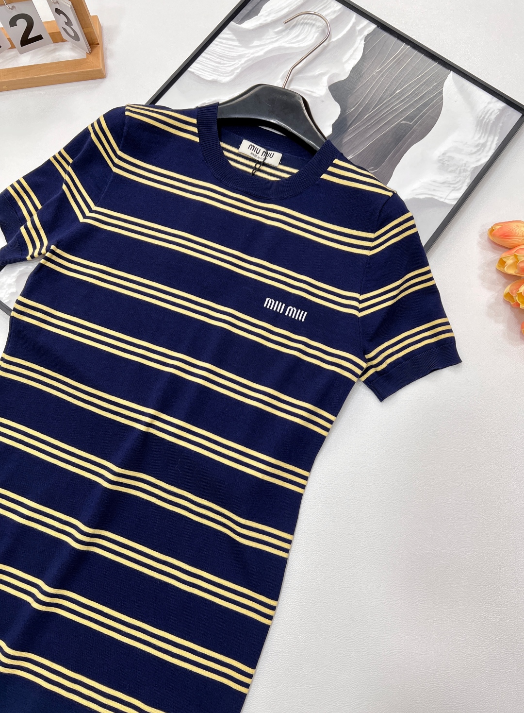 🆕Miu Miu新款缪缪撞色条纹字母提花针织短袖连衣裙。经典藏蓝邂逅活力暖黄，撞色条纹设计大胆又吸睛，为