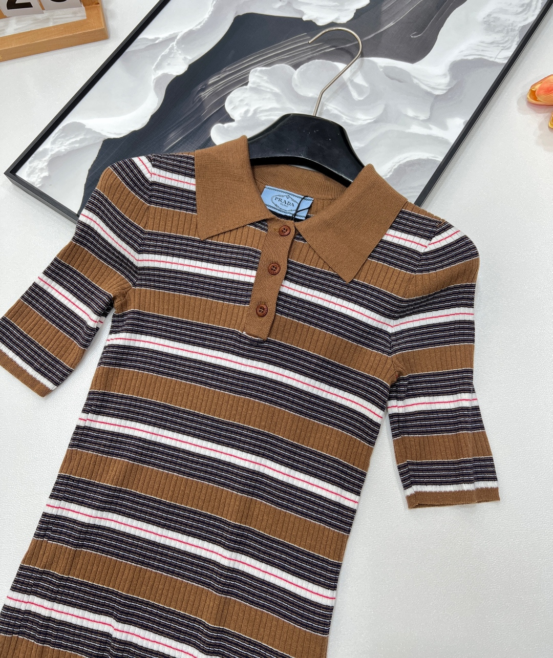 🆕 PRADA 条纹修身羊毛针织衫美拉德条纹修身小短款针织上衣 定制羊毛纱线细腻舒服，很清爽的感觉 。P