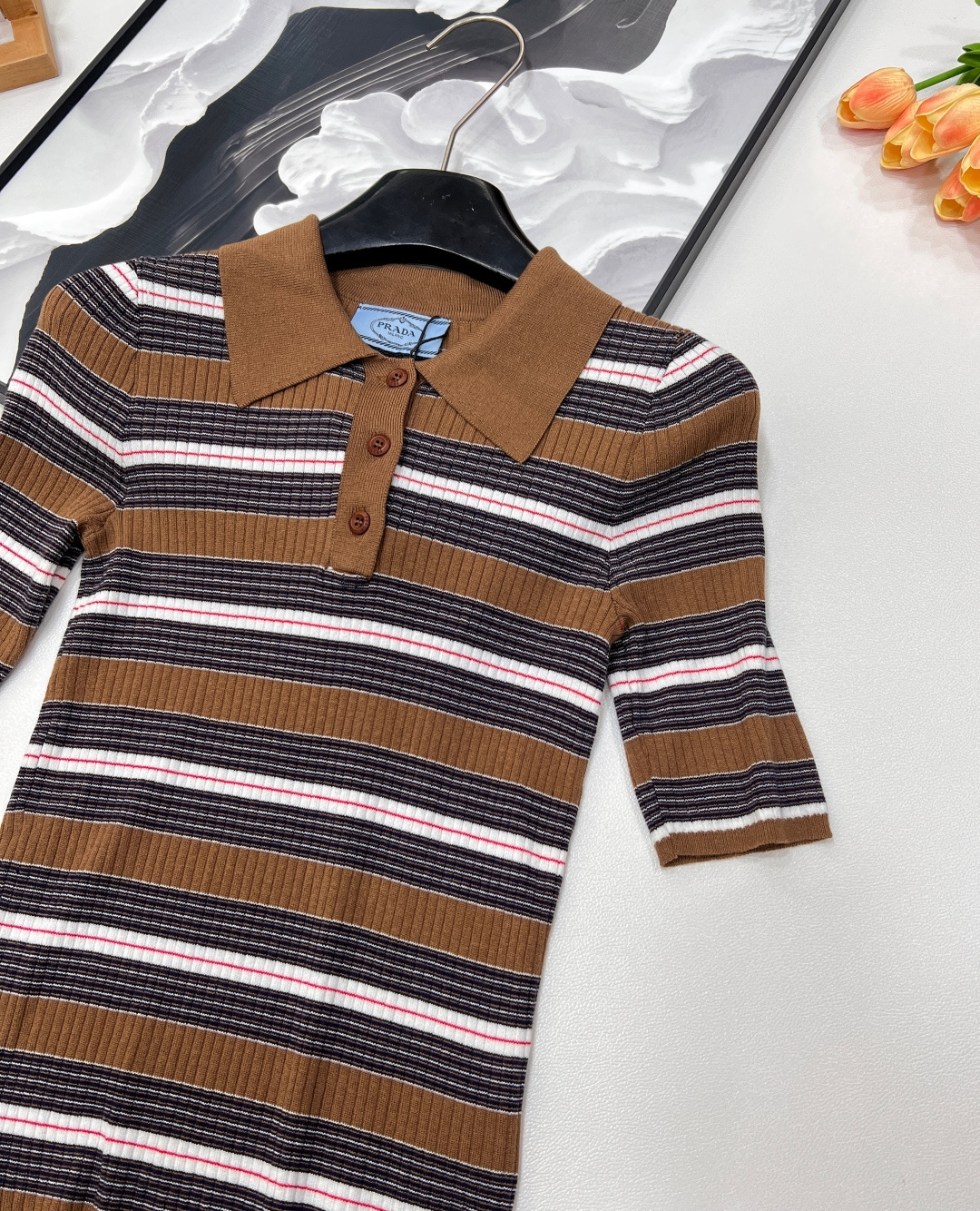 🆕 PRADA 条纹修身羊毛针织衫美拉德条纹修身小短款针织上衣 定制羊毛纱线细腻舒服，很清爽的感觉 。P