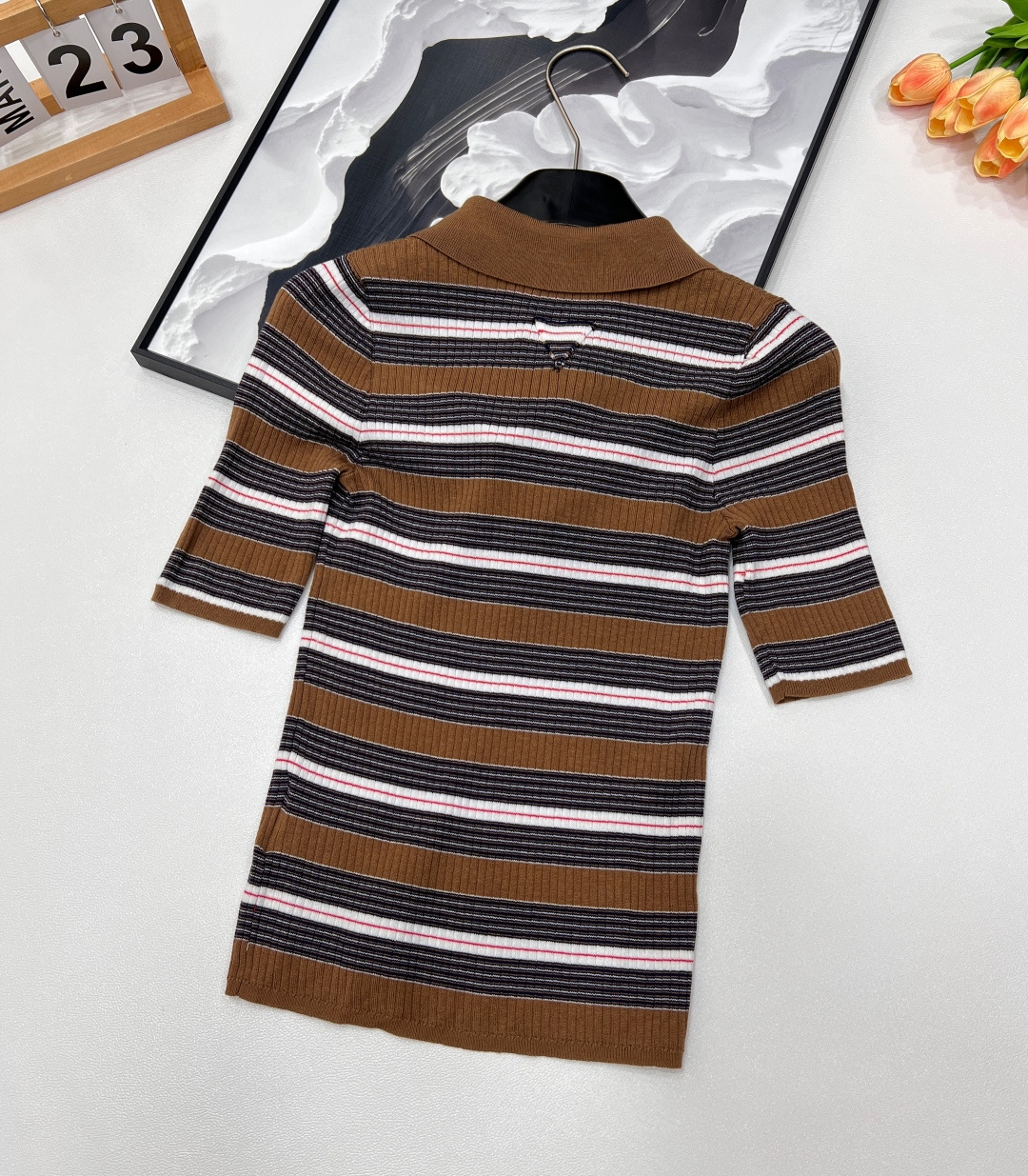 🆕 PRADA 条纹修身羊毛针织衫美拉德条纹修身小短款针织上衣 定制羊毛纱线细腻舒服，很清爽的感觉 。P