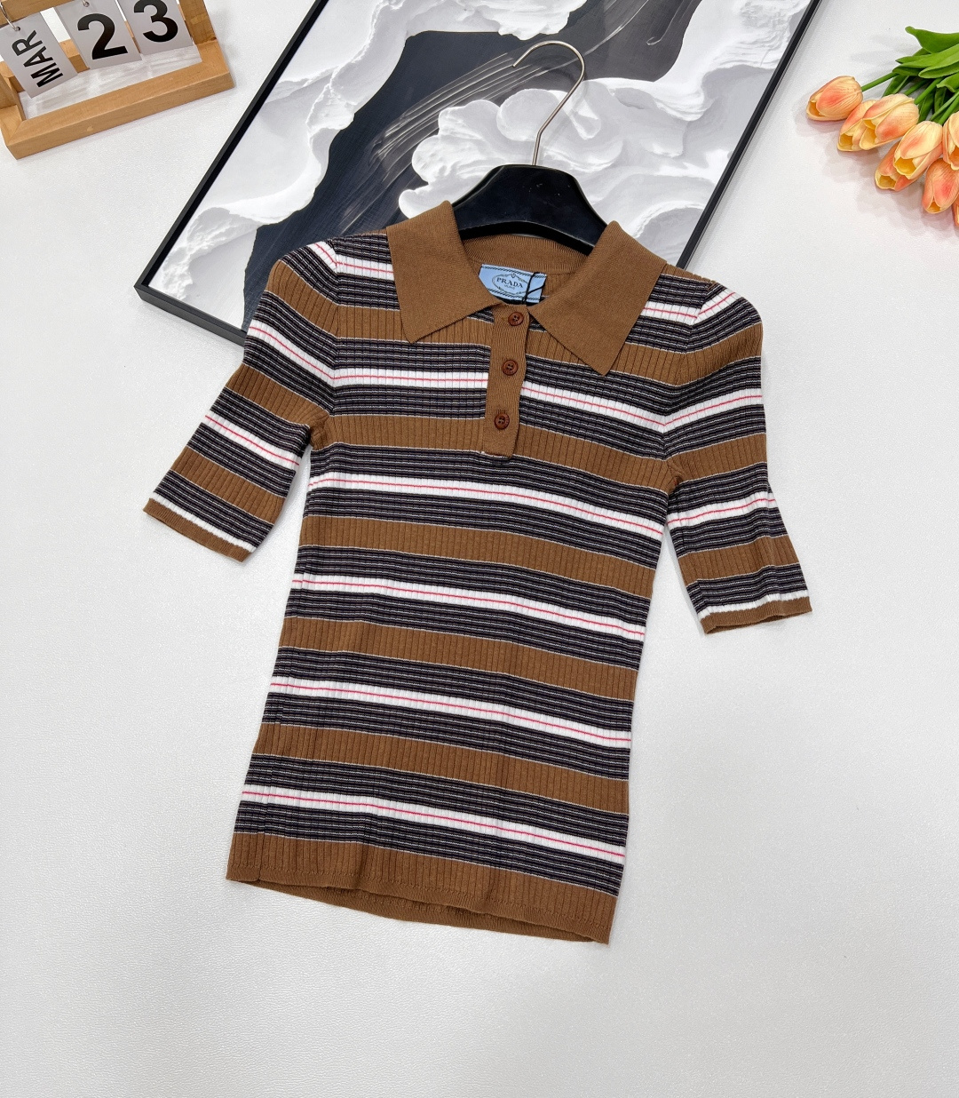 NO:605738,PRADA striped slim-fitting wool sweater Maillard striped slim-fitting short knitted top Customized wool yarn is delicate and comfortable, very refreshing feeling. Polo collar design, simple, capable, fashionable and elegant!  The pit craftsmanship, the classic version is not picky. The mid-sleeves are so fragrant and beautiful for those with fleshy shoulders~ Sisters with fleshy upper bodies must try it on the upper body. The slim fit covers the flesh and is perfect for slimming the figure. The Maillard color is really high-end!  The soft and waxy fabric makes you look slimmer and slimmer ~ Size sml code, prada, alexander wang19860909PRADA 条纹修身羊毛针织衫 美拉德条纹修身小短款针织上衣 定制羊毛纱线细腻舒服,很清爽的感觉 .Polo领的设计,简单大气干练、时髦优雅！坑条工艺,经典版型不挑人 中袖对于肩膀有肉的人,实在是太香太美好了~ 上半身有肉肉的姐妹,一定要上身试一下 修身版型巨遮肉 修身身材一绝 美拉德色真的很高级！软软糯糯面料显瘦显身材～ 尺码sml 编码,,prada,alexander wang,Women's clothing