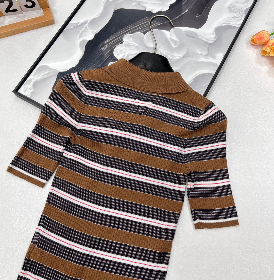 🆕 PRADA 条纹修身羊毛针织衫美拉德条纹修身小短款针织上衣 定制羊毛纱线细腻舒服，很清爽的感觉 。P