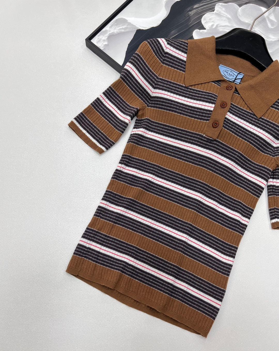 🆕 PRADA 条纹修身羊毛针织衫美拉德条纹修身小短款针织上衣 定制羊毛纱线细腻舒服，很清爽的感觉 。P