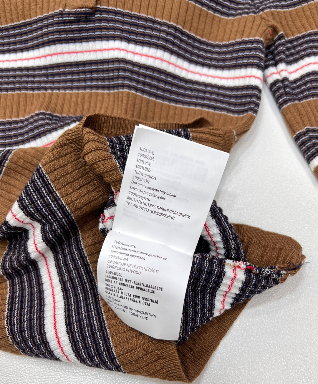 🆕 PRADA 条纹修身羊毛针织衫美拉德条纹修身小短款针织上衣 定制羊毛纱线细腻舒服，很清爽的感觉 。P