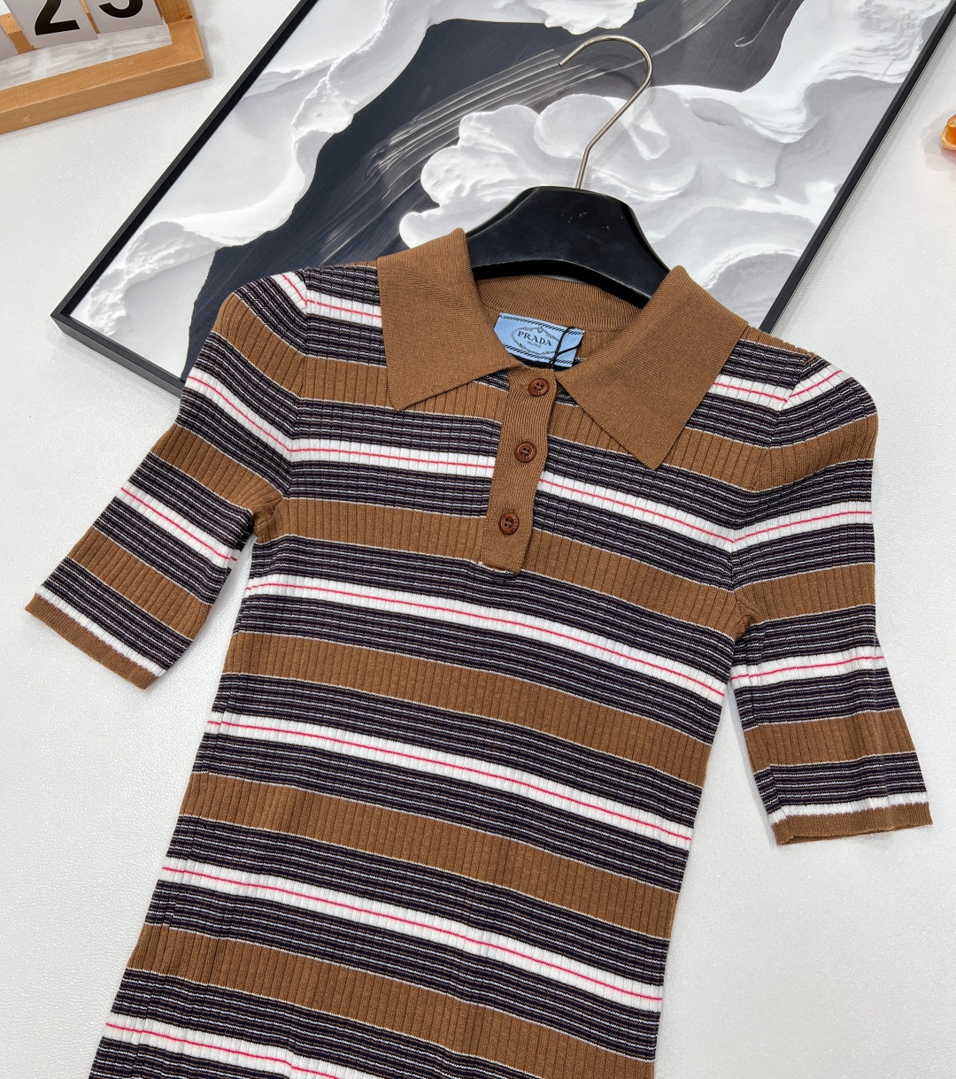 🆕 PRADA 条纹修身羊毛针织衫美拉德条纹修身小短款针织上衣 定制羊毛纱线细腻舒服，很清爽的感觉 。P
