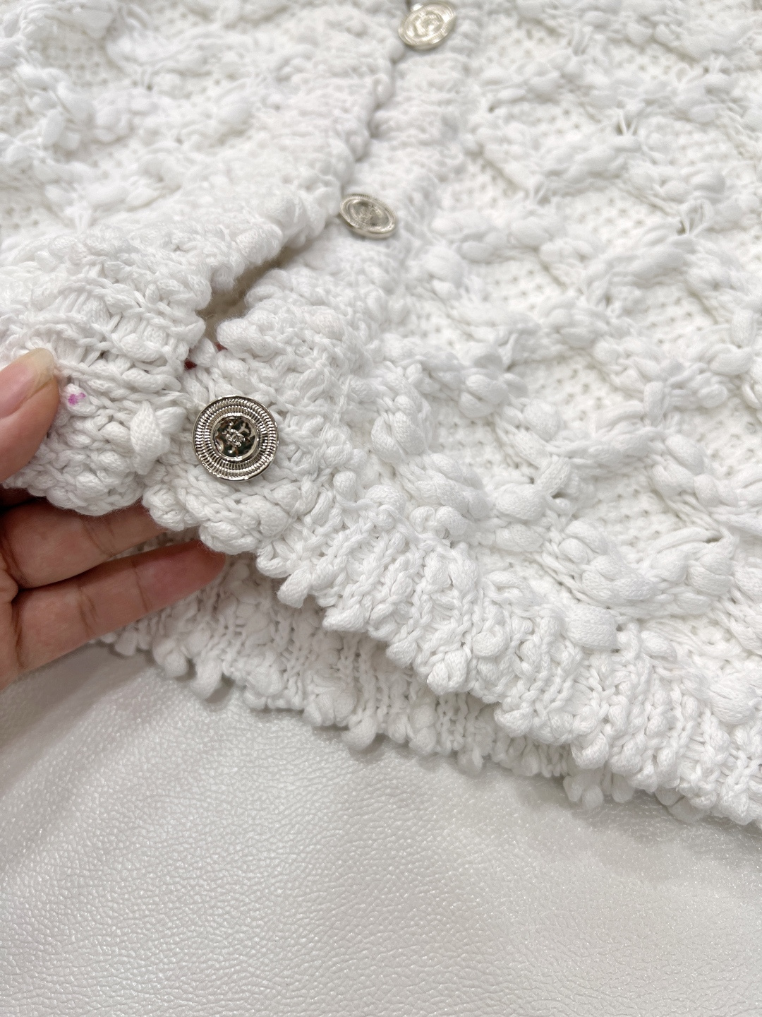 🆕CHANEL25SS 春季新款粗花呢菱格纹镂空针织开衫短外套简直杀疯啦！奶fufu 的白色，自带温柔滤