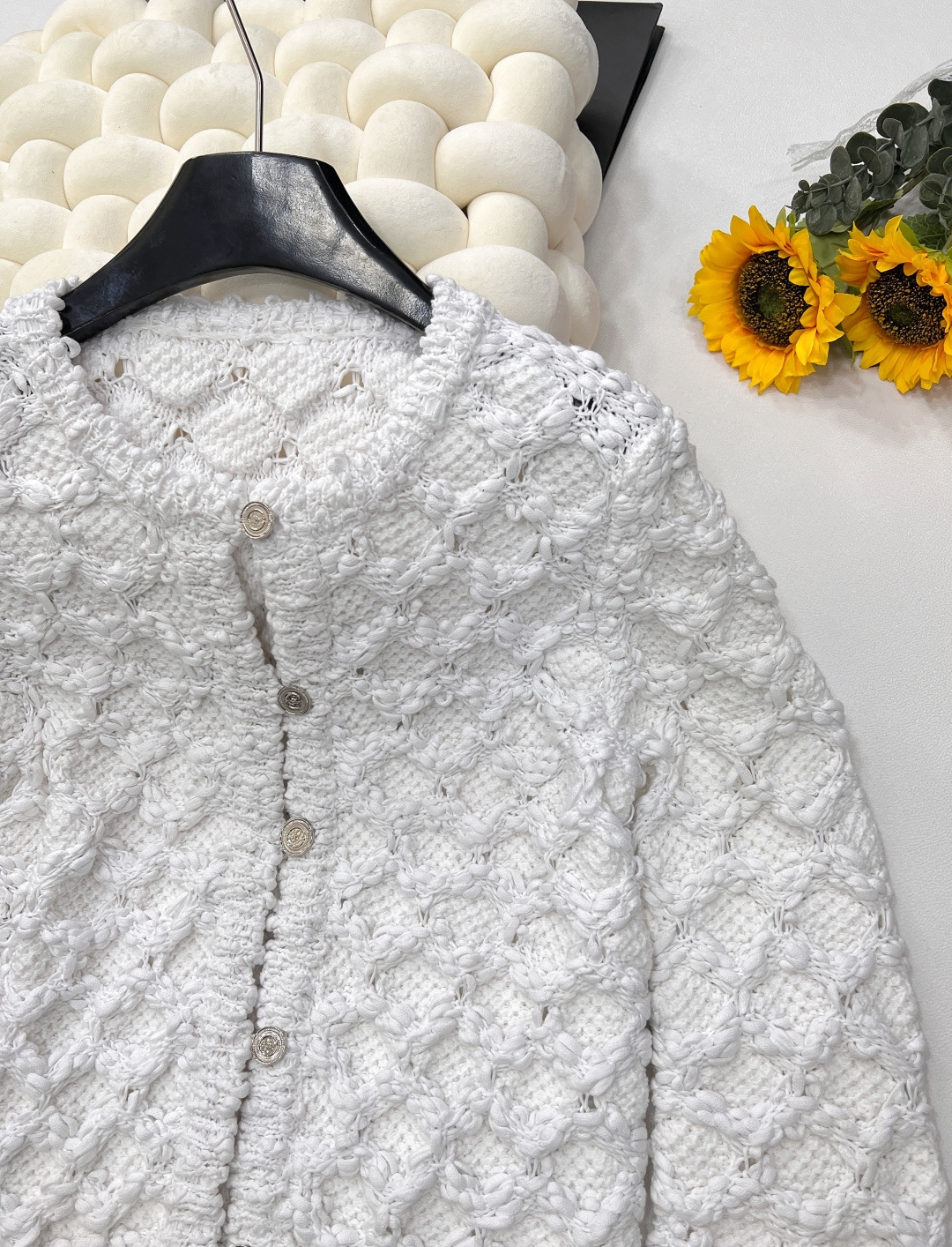 🆕CHANEL25SS 春季新款粗花呢菱格纹镂空针织开衫短外套简直杀疯啦！奶fufu 的白色，自带温柔滤