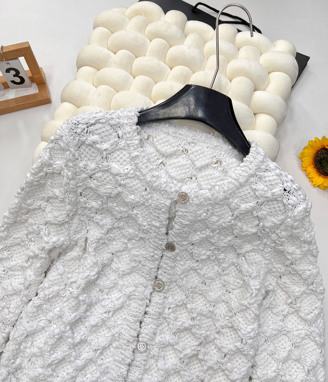 🆕CHANEL25SS 春季新款粗花呢菱格纹镂空针织开衫短外套简直杀疯啦！奶fufu 的白色，自带温柔滤