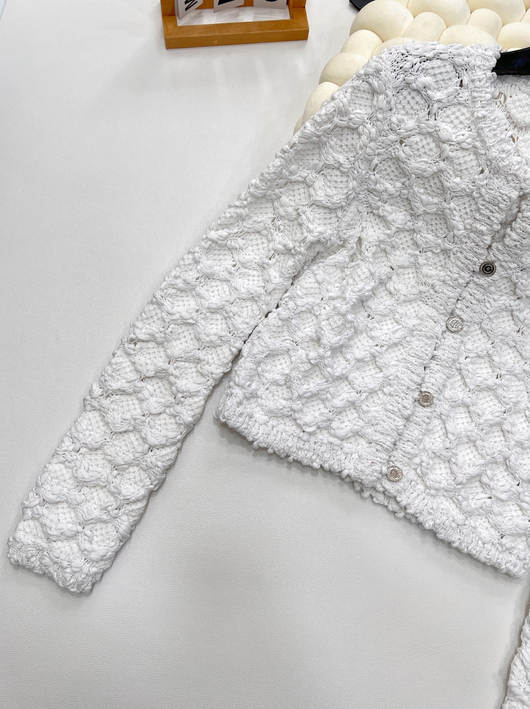 🆕CHANEL25SS 春季新款粗花呢菱格纹镂空针织开衫短外套简直杀疯啦！奶fufu 的白色，自带温柔滤