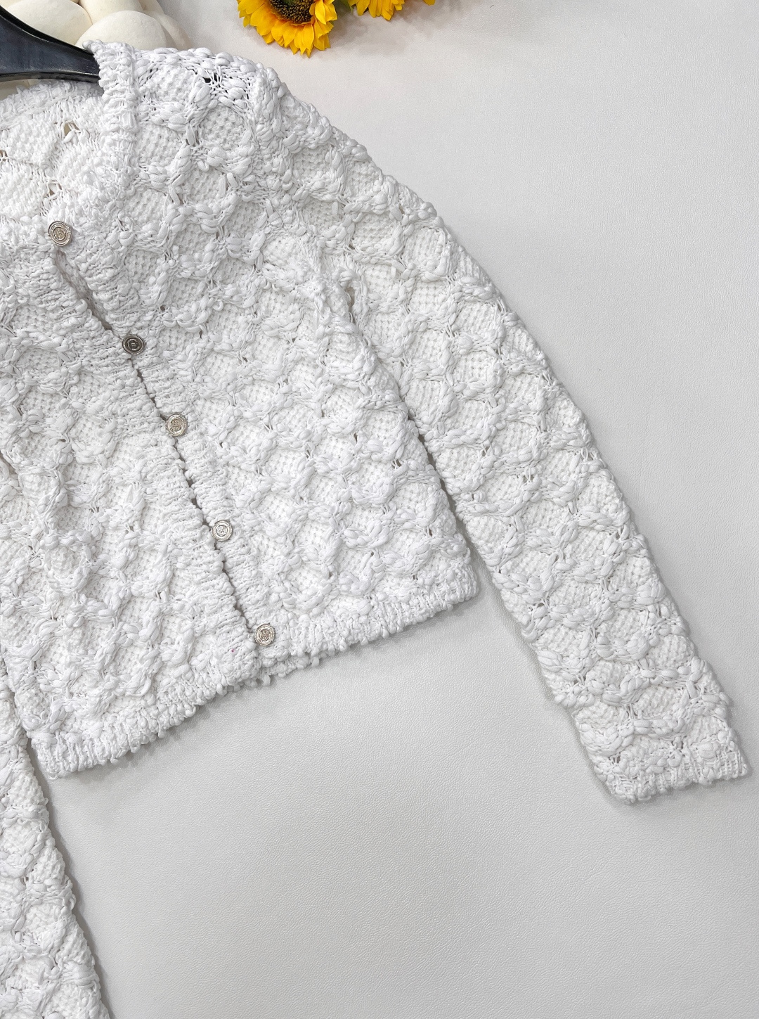 🆕CHANEL25SS 春季新款粗花呢菱格纹镂空针织开衫短外套简直杀疯啦！奶fufu 的白色，自带温柔滤