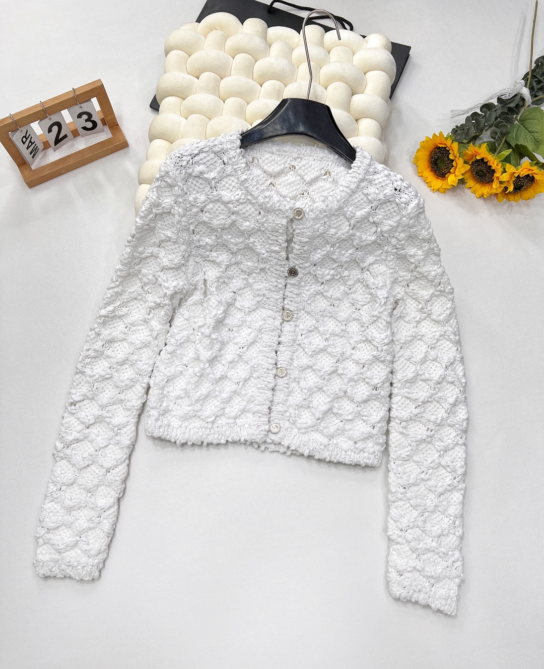 NO:605732,CHANEL25SS new spring tweed diamond pattern hollow knitted cardigan short jacket is simply crazy!  The creamy white color comes with a gentle filter, whoever wears it will be a sweet little fairy~ The classic diamond pattern elements, combined with exquisite hollow craftsmanship, not only have the elegance of the brand, but also have a bit of smartness and playfulness. The tweed fabric is full of texture, and the delicate texture highlights the high-end style.  The short design is super considerate, perfectly raises the waistline, and easily creates the illusion of long legs. It is embellished with single-breasted buttons, and the details are exquisite. Whether it is worn with a small suspender under a short skirt, or a simple white T and jeans, you can easily achieve a sense of fashion and be 100% eye-catching when you go out on the street. Fashion trendsetters can close their eyes!  All three standards are complete!  Size sml ed,,chanel,skirts,jeans,jackets & coats,alexander wang19860909CHANEL25SS 春季新款粗花呢菱格纹镂空针织开衫短外套简直杀疯啦！奶fufu 的白色,自带温柔滤镜,谁穿谁是甜系小仙女~ 经典菱格纹元素,搭配精致镂空工艺,既有品牌的优雅底蕴,又多了几分灵动俏皮.粗花呢面料质感满满,细腻纹理彰显高级格调. 短款设计超贴心,完美拉高腰线,轻松打造大长腿既视感.单排扣点缀,细节之处尽显精致.无论是内搭小吊带配短裙,还是搭简约白T与牛仔裤,都能轻松拿捏时尚感,出街吸睛百分百,时尚弄潮儿们闭眼入！三标齐全！ 尺码sml 编,,chanel,skirts,jeans,jackets & coats,alexander wang,Women's clothing