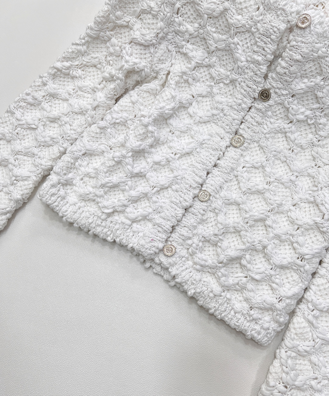 🆕CHANEL25SS 春季新款粗花呢菱格纹镂空针织开衫短外套简直杀疯啦！奶fufu 的白色，自带温柔滤