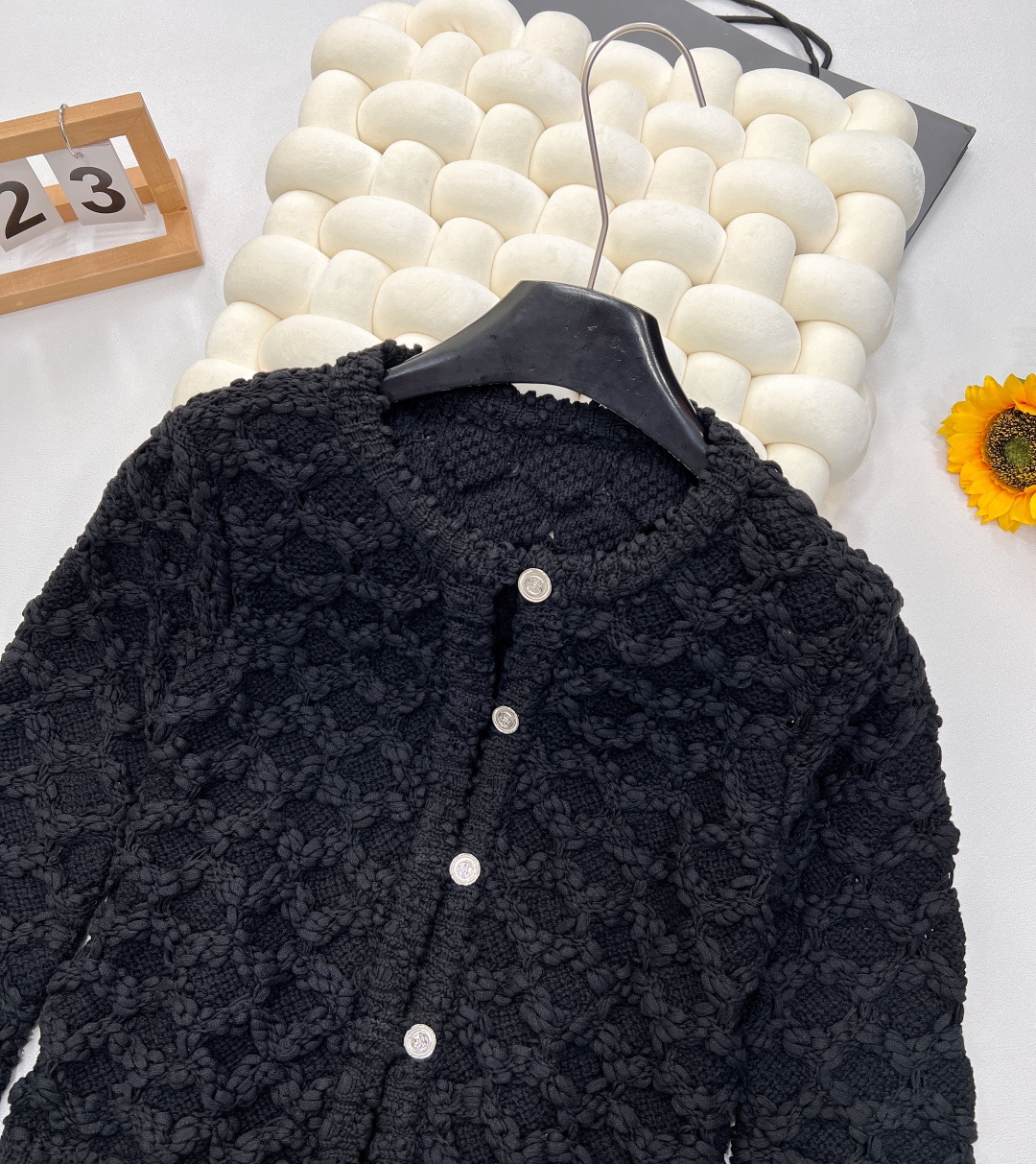 🆕CHANEL25SS 春季新款粗花呢菱格纹镂空针织开衫短外套简直杀疯啦！奶fufu 的白色，自带温柔滤