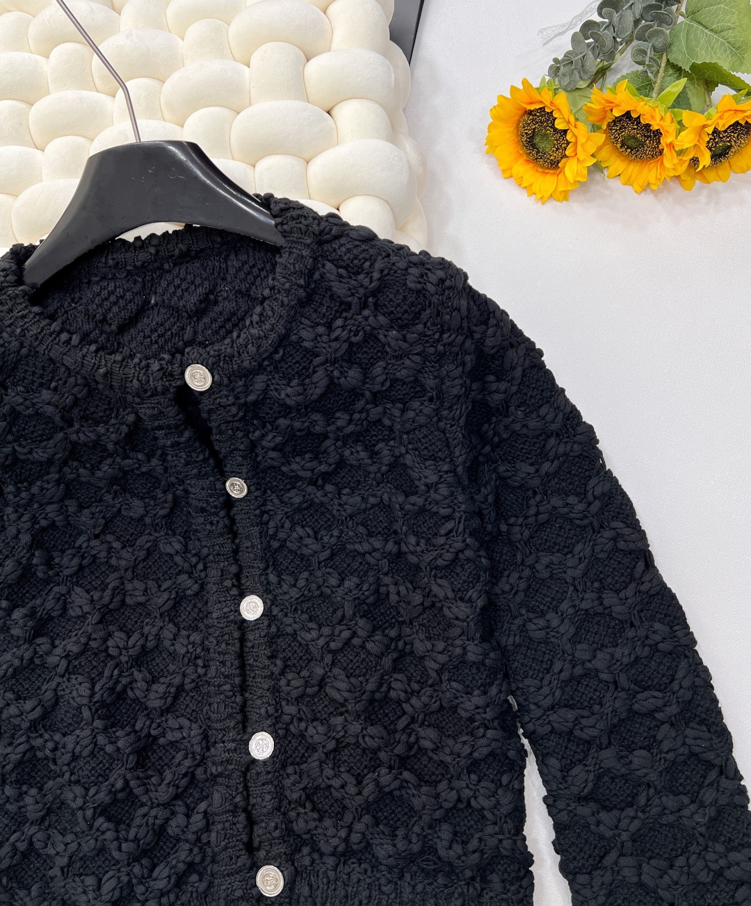 🆕CHANEL25SS 春季新款粗花呢菱格纹镂空针织开衫短外套简直杀疯啦！奶fufu 的白色，自带温柔滤