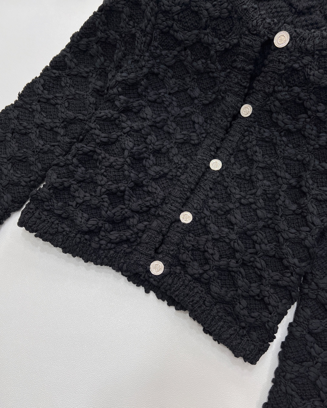 🆕CHANEL25SS 春季新款粗花呢菱格纹镂空针织开衫短外套简直杀疯啦！奶fufu 的白色，自带温柔滤