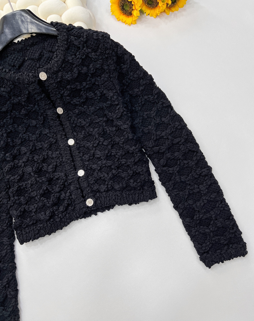 🆕CHANEL25SS 春季新款粗花呢菱格纹镂空针织开衫短外套简直杀疯啦！奶fufu 的白色，自带温柔滤