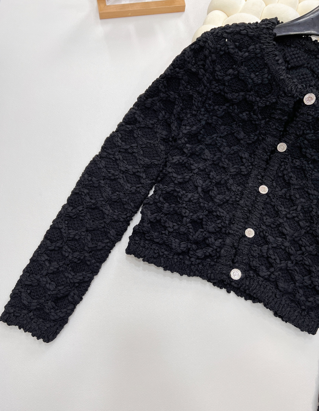 🆕CHANEL25SS 春季新款粗花呢菱格纹镂空针织开衫短外套简直杀疯啦！奶fufu 的白色，自带温柔滤