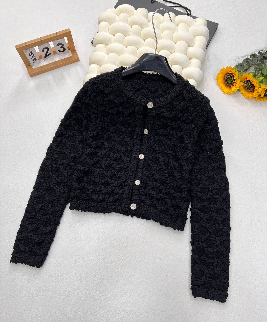 NO:605755,CHANEL25SS new spring tweed diamond pattern hollow knitted cardigan short jacket is simply crazy!  The creamy white color comes with a gentle filter, whoever wears it will be a sweet little fairy~ The classic diamond pattern elements, combined with exquisite hollow craftsmanship, not only have the elegance of the brand, but also have a bit of smartness and playfulness. The tweed fabric is full of texture, and the delicate texture highlights the high-end style.  The short design is super considerate, perfectly raises the waistline, and easily creates the illusion of long legs. It is embellished with single-breasted buttons, and the details are exquisite. Whether it is worn with a small suspender under a short skirt, or a simple white T and jeans, you can easily achieve a sense of fashion and be 100% eye-catching when you go out on the street. Fashion trendsetters can close their eyes!  All three standards are complete!  size sml code,,chanel,skirts,jeans,jackets & coats,alexander wang19860909CHANEL25SS 春季新款粗花呢菱格纹镂空针织开衫短外套简直杀疯啦！奶fufu 的白色,自带温柔滤镜,谁穿谁是甜系小仙女~ 经典菱格纹元素,搭配精致镂空工艺,既有品牌的优雅底蕴,又多了几分灵动俏皮.粗花呢面料质感满满,细腻纹理彰显高级格调. 短款设计超贴心,完美拉高腰线,轻松打造大长腿既视感.单排扣点缀,细节之处尽显精致.无论是内搭小吊带配短裙,还是搭简约白T与牛仔裤,都能轻松拿捏时尚感,出街吸睛百分百,时尚弄潮儿们闭眼入！三标齐全！ 尺码sml 编码,,chanel,skirts,jeans,jackets & coats,alexander wang,Women's clothing