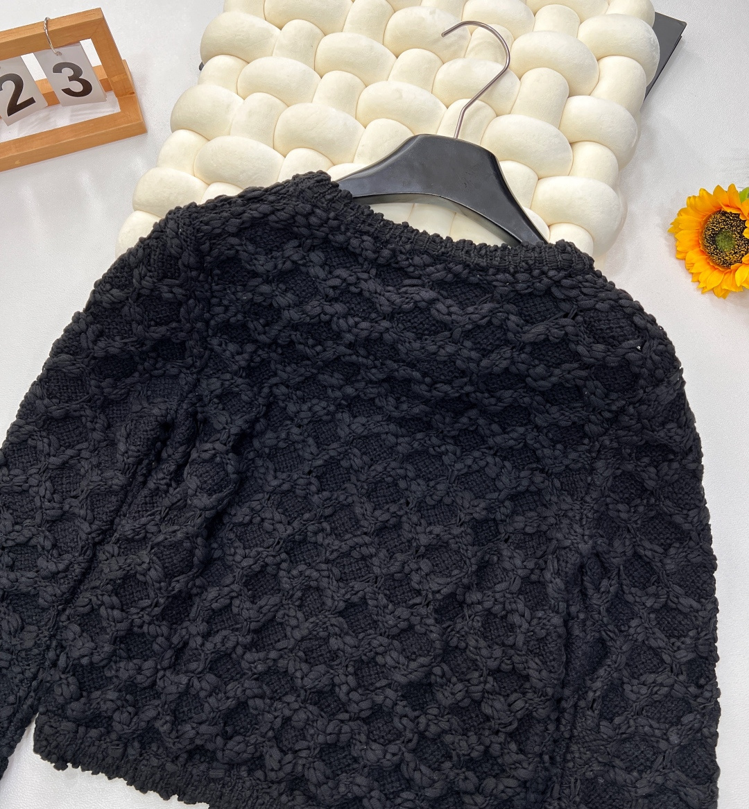 🆕CHANEL25SS 春季新款粗花呢菱格纹镂空针织开衫短外套简直杀疯啦！奶fufu 的白色，自带温柔滤