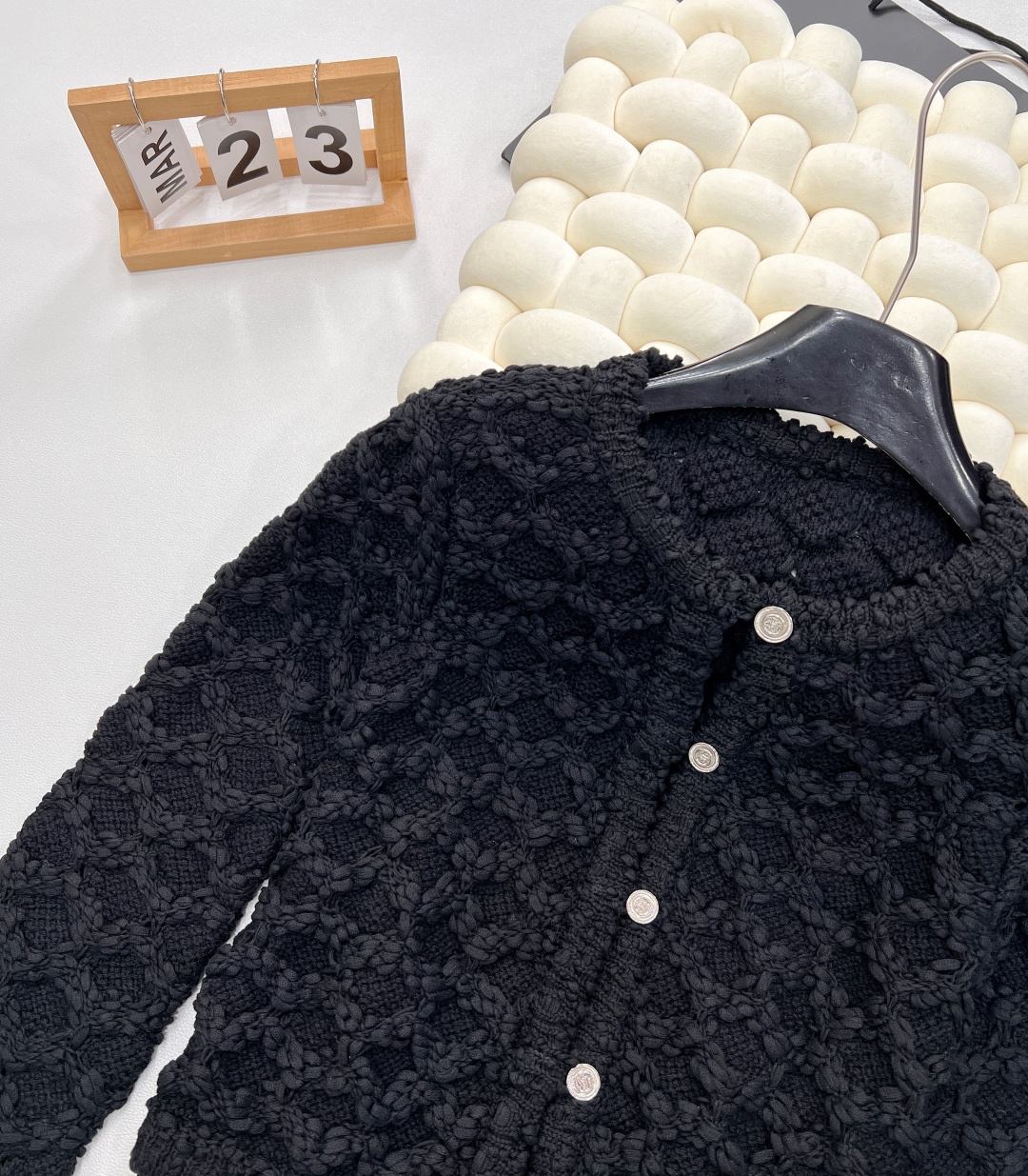 🆕CHANEL25SS 春季新款粗花呢菱格纹镂空针织开衫短外套简直杀疯啦！奶fufu 的白色，自带温柔滤