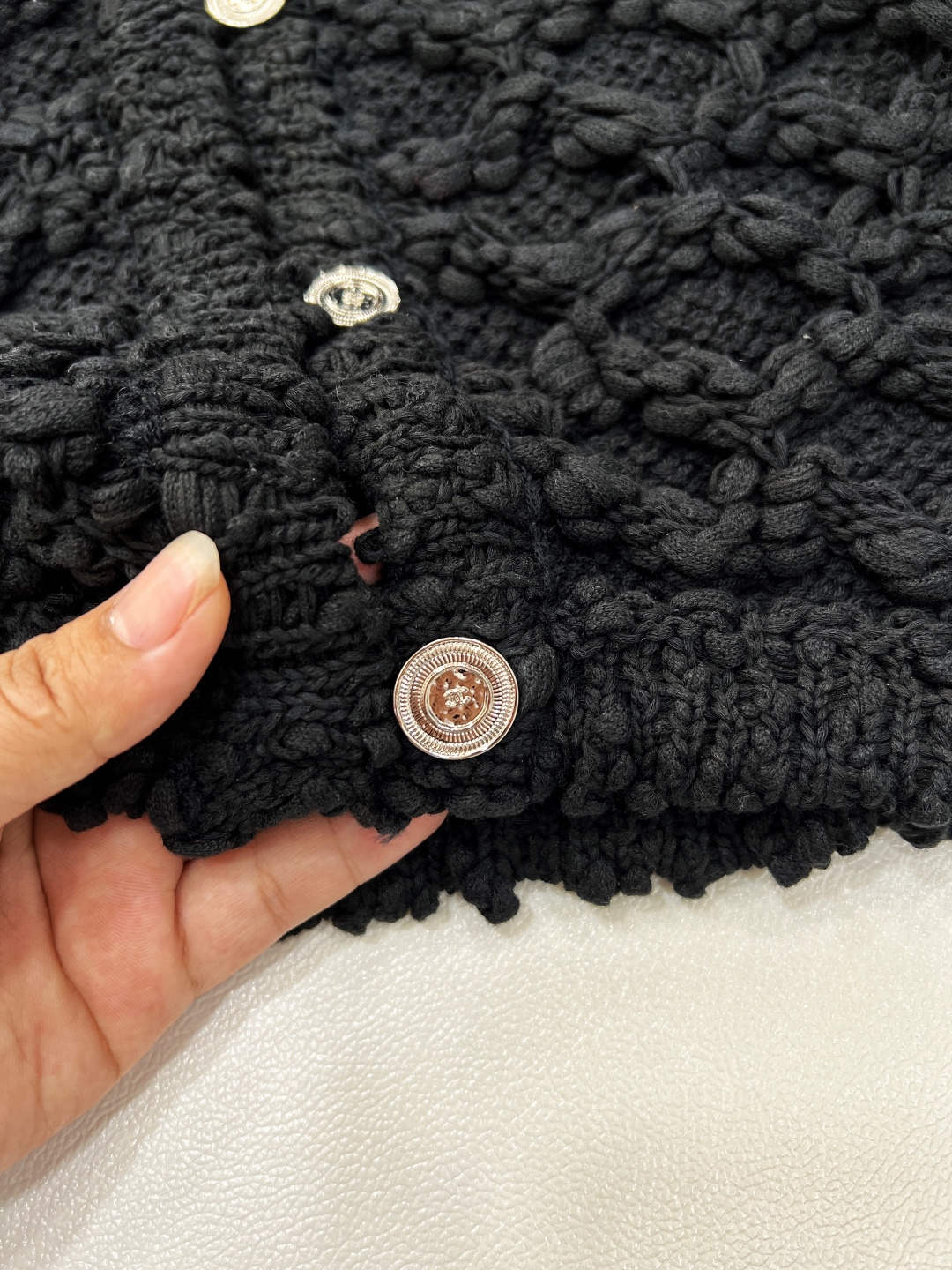 🆕CHANEL25SS 春季新款粗花呢菱格纹镂空针织开衫短外套简直杀疯啦！奶fufu 的白色，自带温柔滤