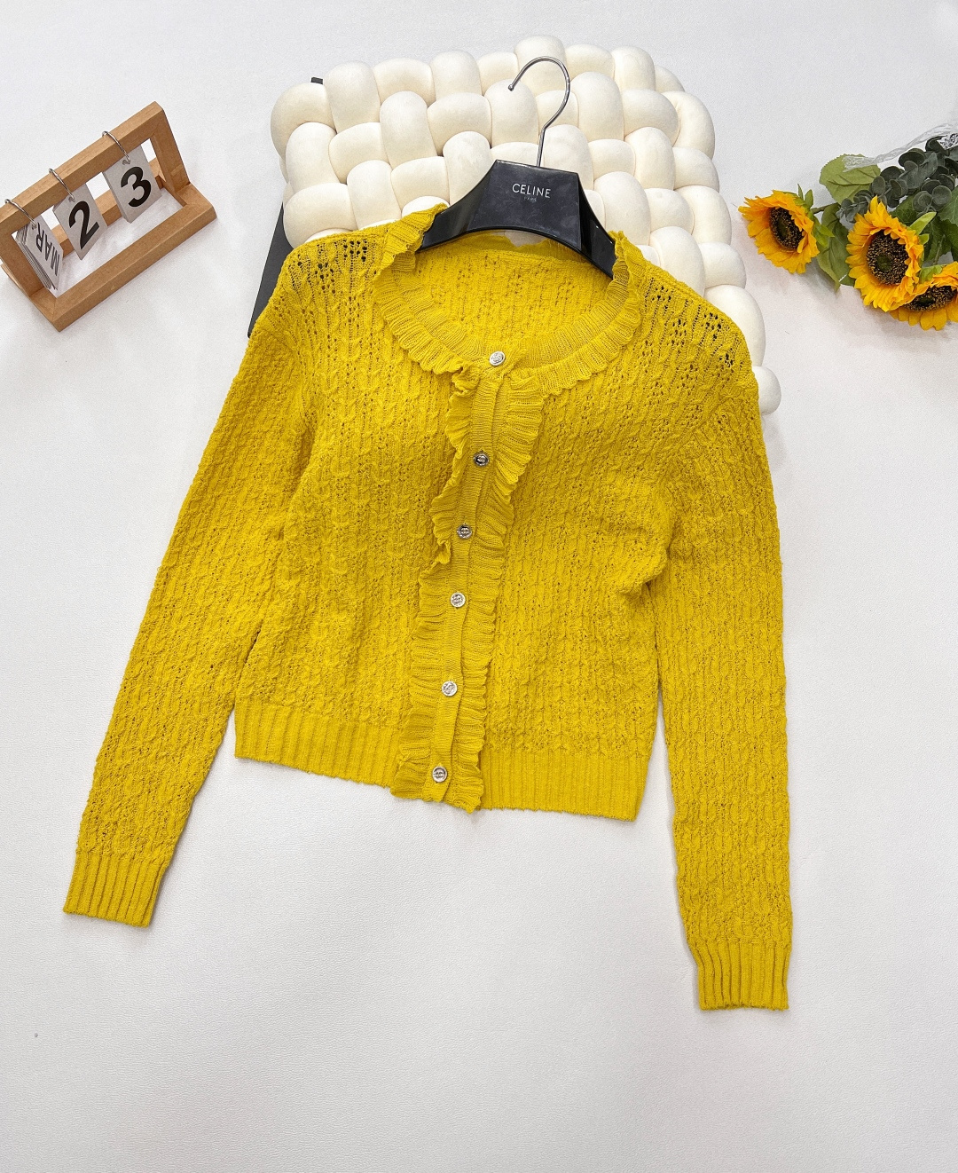 NO:605749,Chanei25Ss new early spring pleated lace knitted cardigan丨Exclusive high-end version!  Customized yarn weaving, soft and comfortable, stylish and slimming, round-neck cardigan cut, three-dimensional pleated lace on the front and neckline adds a fashionable and romantic atmosphere. Exquisite details add to the luxurious palace texture. Matched with double C-engraved round buttons to highlight the elegant style of a celebrity. Matched with the slightly hollow texture of wheat ears on the body. Exquisite and eye-catching, complete in three sizes. Sizes sml, Chanel, Alexander Wang19860909Chanei25Ss早春新款褶皱花边针织开衫丨独家高版出品！定制的纱线织造 柔软舒适 洋气显瘦 圆领开衫剪裁 前襟和领口以立体褶皱花边增添时尚浪漫气息 精巧细节更显华贵宫廷质感 搭配双C印刻圆扣 突出名媛优雅格调 配合大身麦穗感微镂空纹理 精致亮眼感拉满 ,三标齐全 尺码sml 编,,chanel,alexander wang,Women's clothing