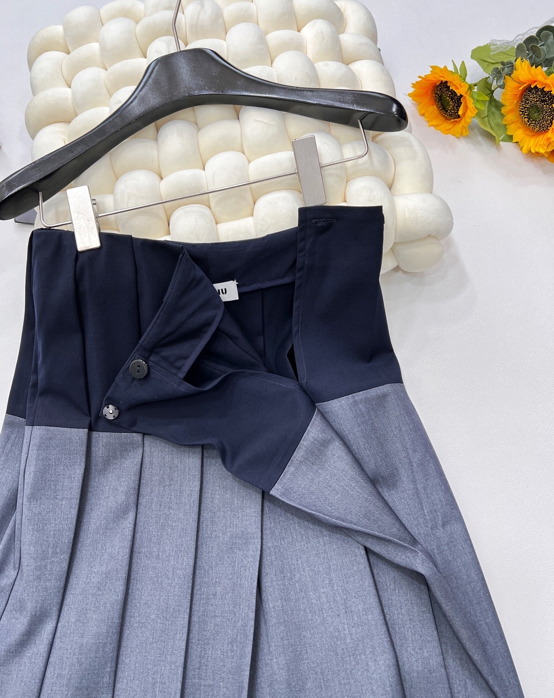 🆕Miu Miu拼色百褶半裙,宛如从梦幻花园中翩然而至的精灵,以其别具一格的设计,瞬间点亮整个季节。经典