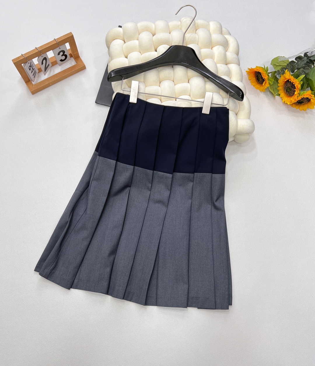 🆕Miu Miu拼色百褶半裙，宛如从梦幻花园中翩然而至的精灵，以其别具一格的设计，瞬间点亮整个季节。经典