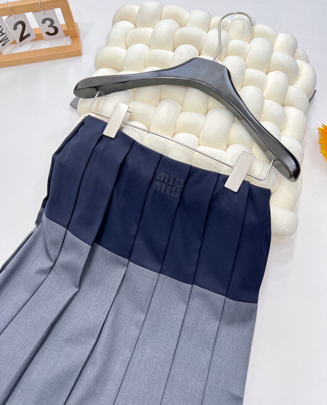 🆕Miu Miu拼色百褶半裙,宛如从梦幻花园中翩然而至的精灵,以其别具一格的设计,瞬间点亮整个季节。经典