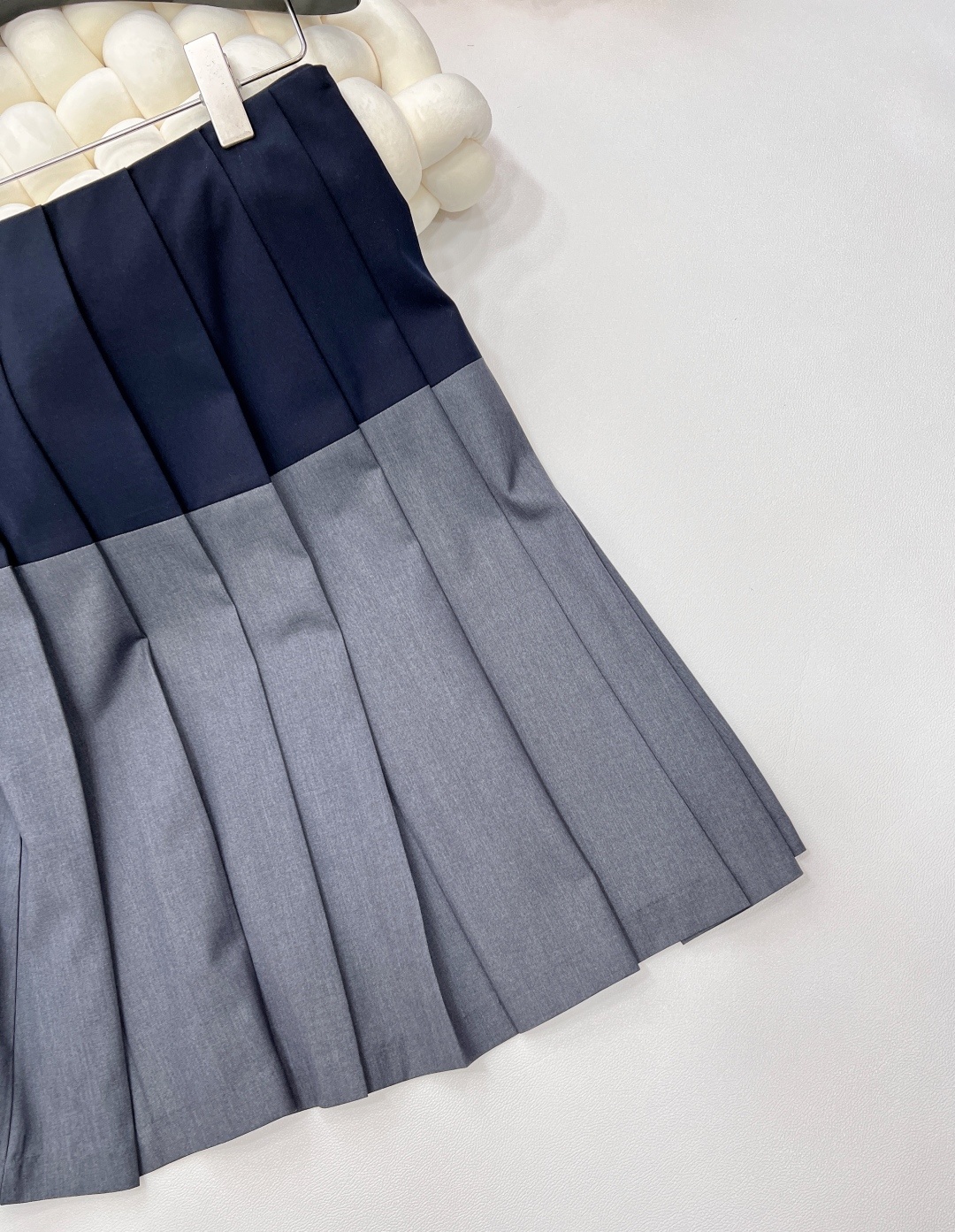 🆕Miu Miu拼色百褶半裙,宛如从梦幻花园中翩然而至的精灵,以其别具一格的设计,瞬间点亮整个季节。经典