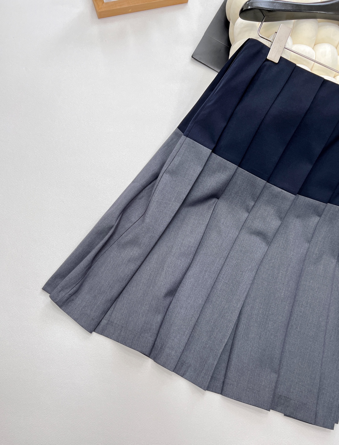 🆕Miu Miu拼色百褶半裙,宛如从梦幻花园中翩然而至的精灵,以其别具一格的设计,瞬间点亮整个季节。经典