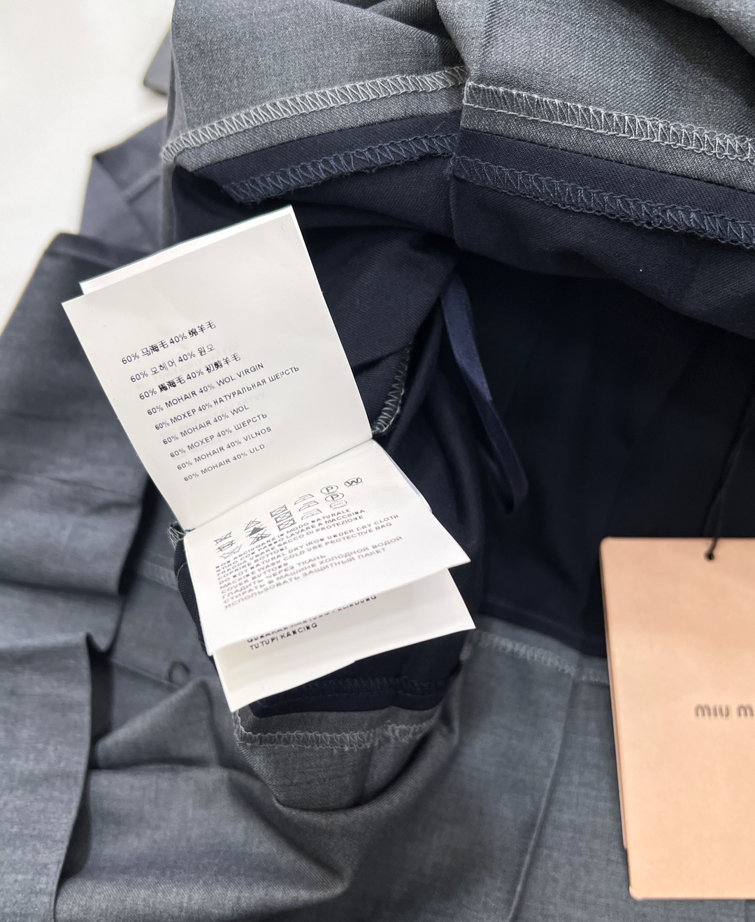 🆕Miu Miu拼色百褶半裙,宛如从梦幻花园中翩然而至的精灵,以其别具一格的设计,瞬间点亮整个季节。经典