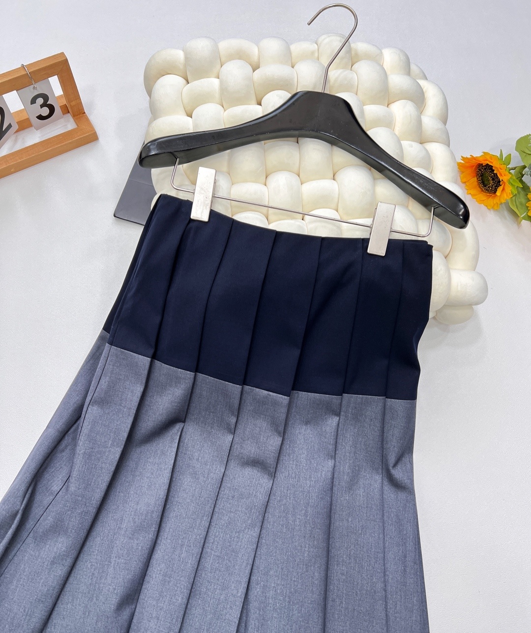 🆕Miu Miu拼色百褶半裙,宛如从梦幻花园中翩然而至的精灵,以其别具一格的设计,瞬间点亮整个季节。经典