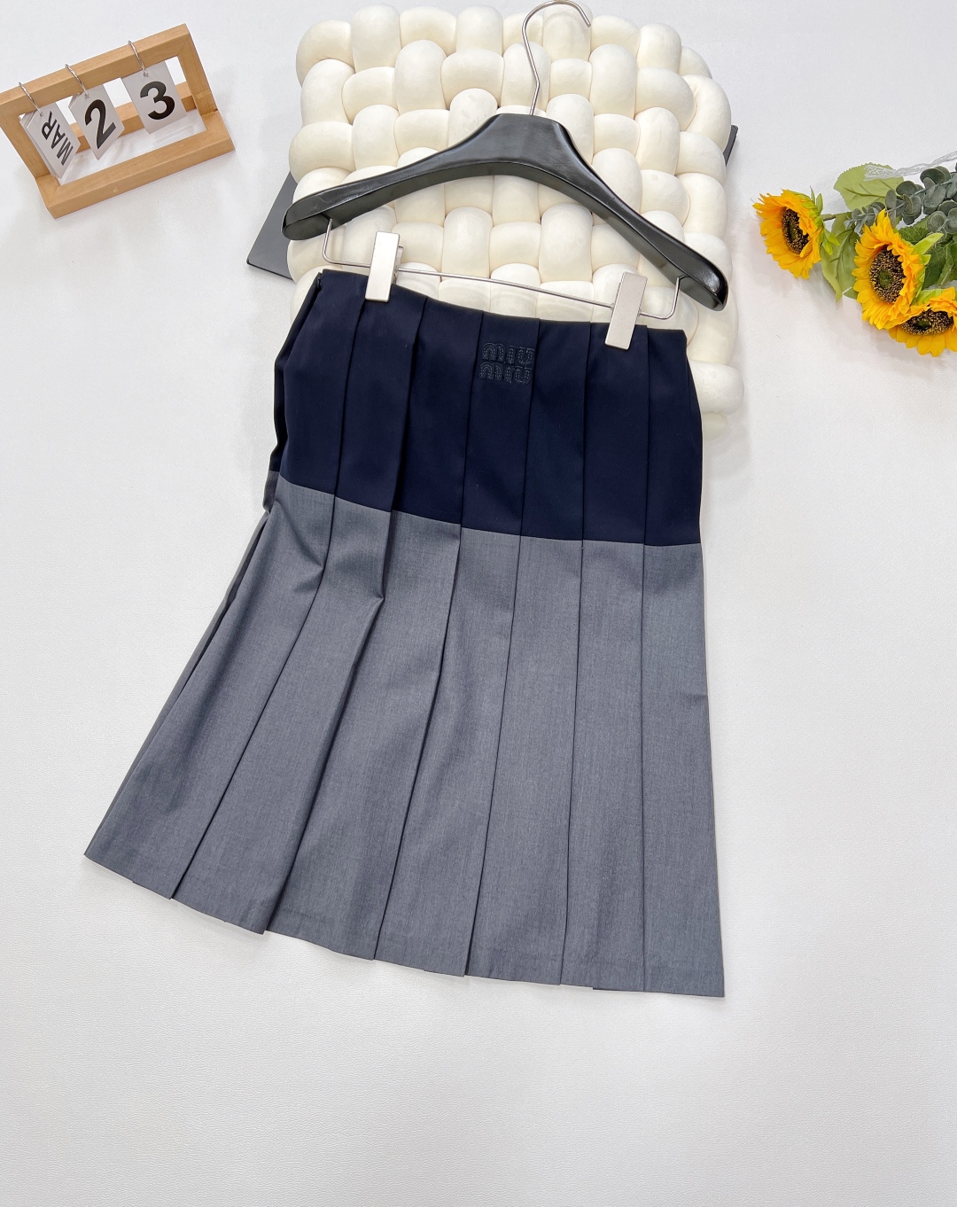 🆕Miu Miu拼色百褶半裙,宛如从梦幻花园中翩然而至的精灵,以其别具一格的设计,瞬间点亮整个季节。经典