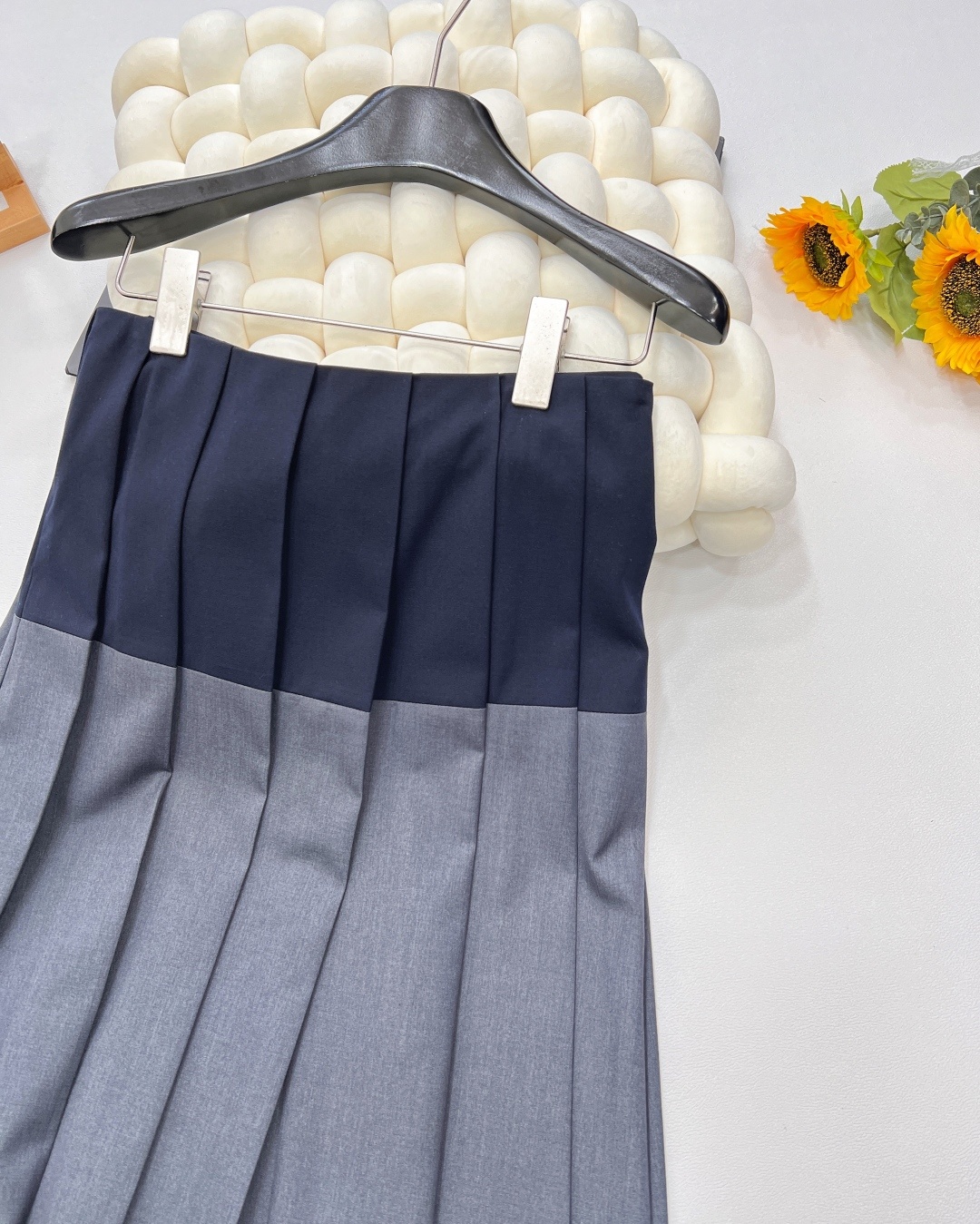 🆕Miu Miu拼色百褶半裙,宛如从梦幻花园中翩然而至的精灵,以其别具一格的设计,瞬间点亮整个季节。经典