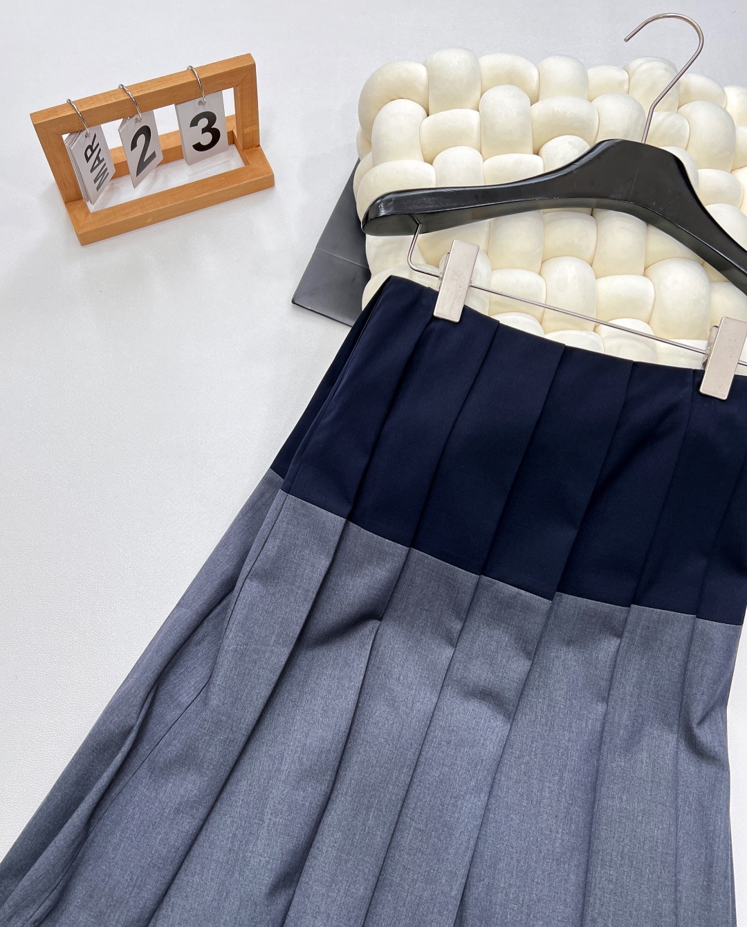 🆕Miu Miu拼色百褶半裙,宛如从梦幻花园中翩然而至的精灵,以其别具一格的设计,瞬间点亮整个季节。经典