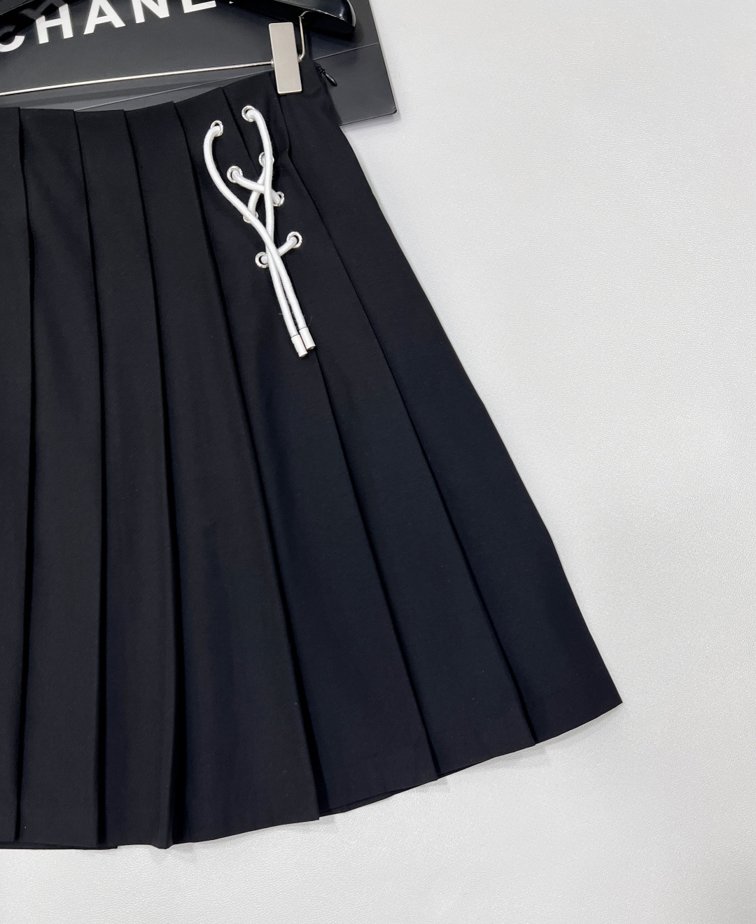 🆕PradaSS新款高腰绳结百褶裙，定制YB进口西服材质 质感上乘 垂感光泽 高腰百褶半裙版型 腰腹贴身