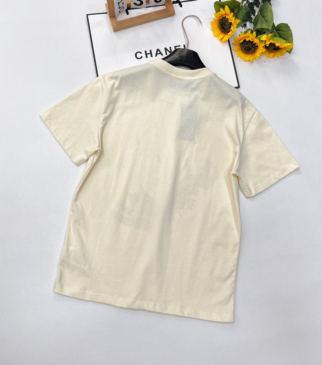 🆕 GUCCI 卡通音符🎵小猫印花短袖T恤选用客供定制针织100%纯棉面打造,面料手感细腻，厚实有质感的