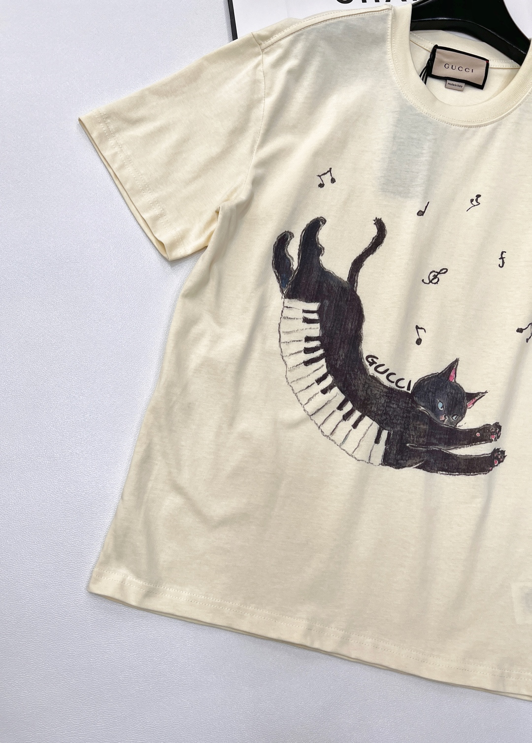 🆕 GUCCI 卡通音符🎵小猫印花短袖T恤选用客供定制针织100%纯棉面打造,面料手感细腻，厚实有质感的