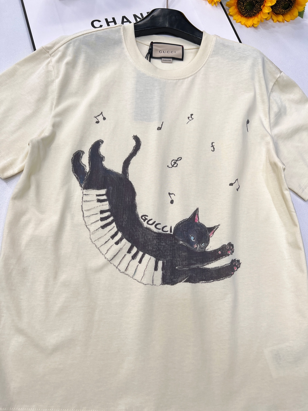 🆕 GUCCI 卡通音符🎵小猫印花短袖T恤选用客供定制针织100%纯棉面打造,面料手感细腻，厚实有质感的