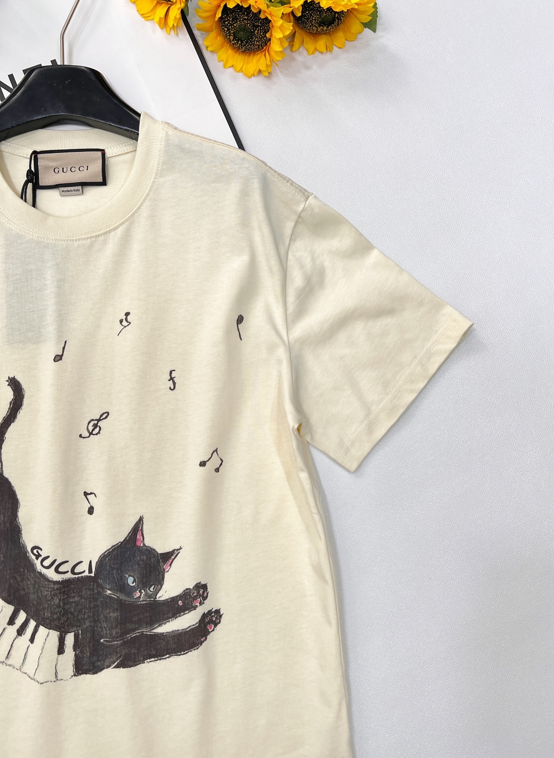 🆕 GUCCI 卡通音符🎵小猫印花短袖T恤选用客供定制针织100%纯棉面打造,面料手感细腻，厚实有质感的